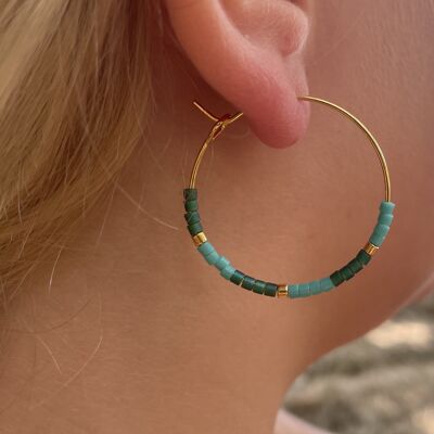 Gold and dangling hoop earrings in Miyuki pearls - model 3
