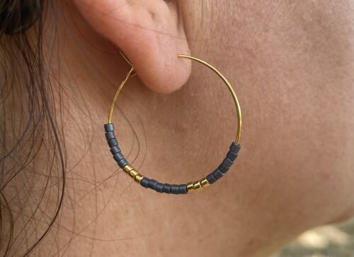 Boucles d'oreilles créoles dorées et pendantes en perles Miyuki - modèle 6