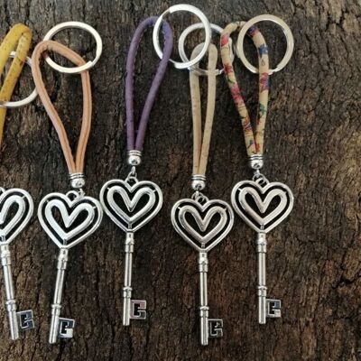 Colored cork keyrings "Heart keys"