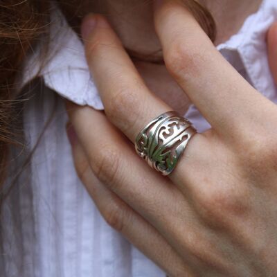 Trío de anillos contemporáneos combinables en plata maciza, joya de encaje, diseño gráfico.