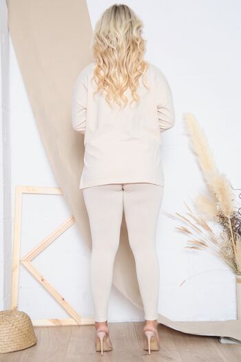 Tenue d'intérieur confortable beige avec pantalon ajusté 3