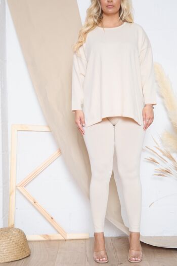 Tenue d'intérieur confortable beige avec pantalon ajusté 4