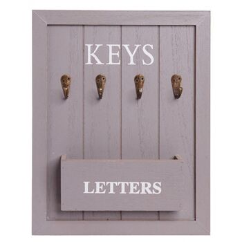 Porte-clés 4 places en bois et fente pour courrier de couleur grise. Dimensions : 24x31x5cm