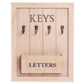 Porte-clés 4 places en bois et fente pour courrier de couleur beige. Dimensions : 24x31x5cm