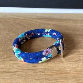 Bracelet en tissu japonais bleu fleuri. 2