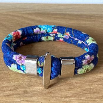 Bracelet en tissu japonais bleu fleuri. 3