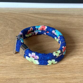 Bracelet en tissu japonais bleu fleuri. 4
