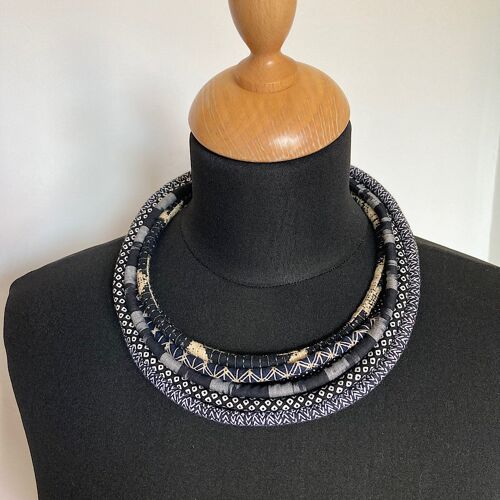 Collier en tissu 6 rangs, tissus tons noir.