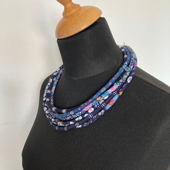 Collier en tissu 6 rangs, tons bleu, tissus tartan et fleuri. 3