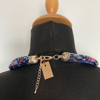 Collier en tissu 6 rangs, tons bleu, tissus tartan et fleuri. 4