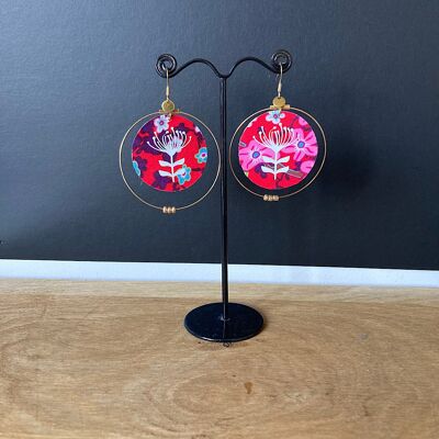 Boucles d'oreilles en tissu rouge et illustration.