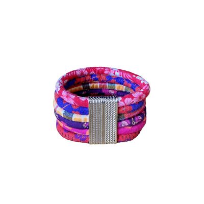 Manschettenarmband aus Stoff, Magnetverschluss, Rot-, Rosa- und Lilatöne.