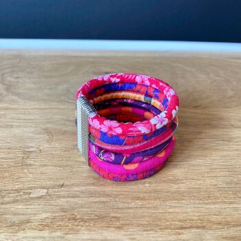 Bracelet manchette en tissus, fermoir aimanté, tons rouge, rose et violet. 2