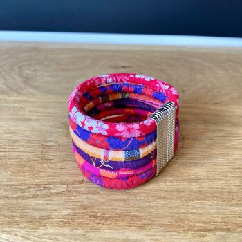 Bracelet manchette en tissus, fermoir aimanté, tons rouge, rose et violet. 3