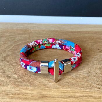 Bracelet en tissu japonais fleuri rouge, bleu et blanc. 2