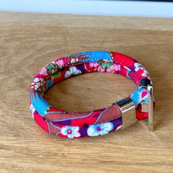 Bracelet en tissu japonais fleuri rouge, bleu et blanc. 4