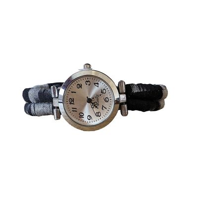 Uhr aus schwarzem und grauem indischem Ikat-Stoff, Magnetverschluss.
