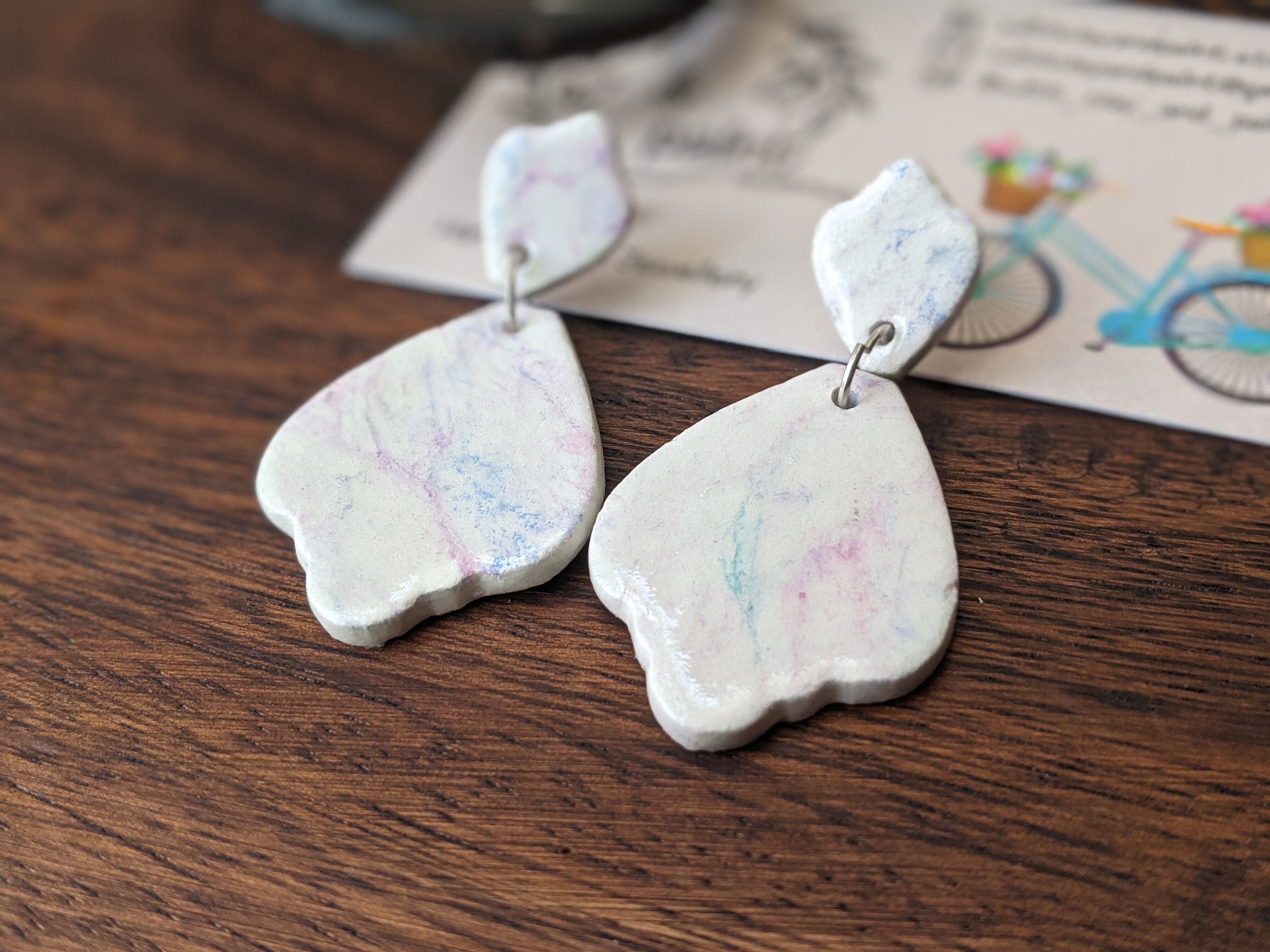 Orecchini smerlati, orecchini marmorizzati bianchi, orecchini in argilla, orecchini conchiglia