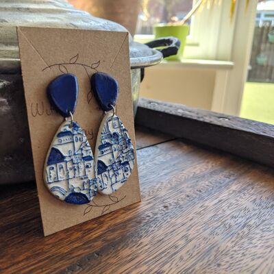 Boucles d'oreilles des îles grecques, boucles d'oreilles en argile gaufrée bleue et blanche, boucles d'oreilles texturées de Santorin