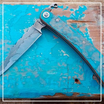 Le couteau pliant Le Montmirail île d'Yeu coque de bateau bleue