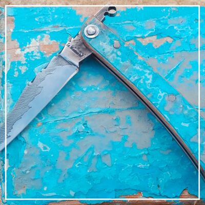Le couteau pliant Le Montmirail Conti île d'Yeu coque de bateau bleue