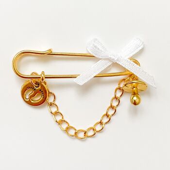 Pin's porte-bonheur pour bébé comme cadeau de naissance avec 2 breloques et noeud blanc 1