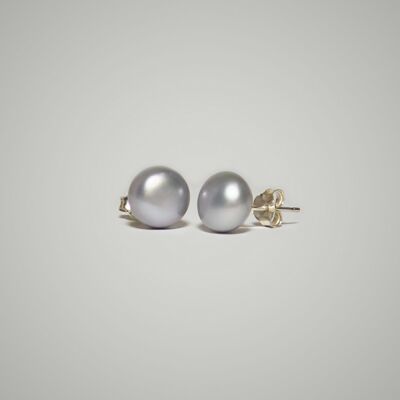 Ear studs with a gray pearl