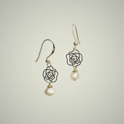 Ohrhänger mit weißer Keshi-Perle und Zierteilen in Silber