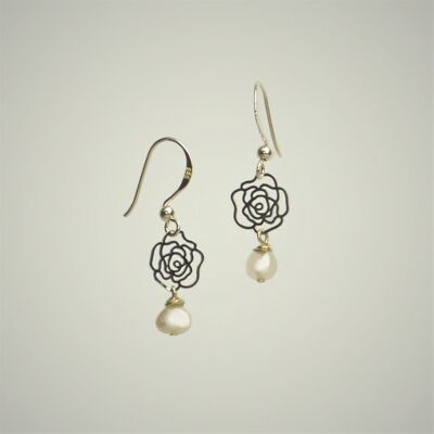 Pendientes con perla blanca Keshi y piezas decorativas en plata