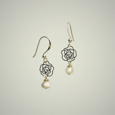 Earrings with white Keshi pearl and decorative parts in silver
