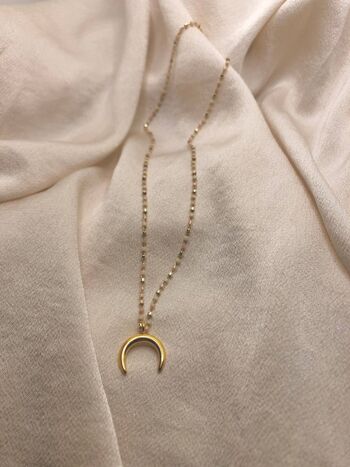 Collier de perles de verre avec croissant de lune doré 3