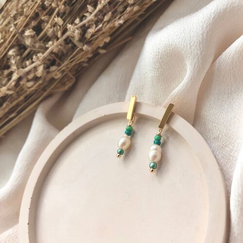 18k Gold Freshwater Pearl & Green Beads Dangle Earring