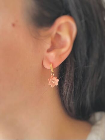 Boucles d'oreilles pendantes fleur faites à la main délicates avec or 18 carats 1
