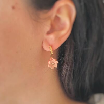 Boucles d'oreilles pendantes fleur faites à la main délicates avec or 18 carats