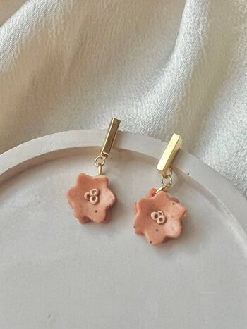 Boucles d'oreilles pendantes fleur faites à la main délicates avec or 18 carats 2