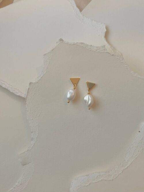 18k Gold Triangle Freshwater Pearl Stud Earrings