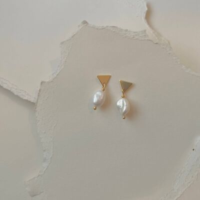 18k Gold Triangle Freshwater Pearl Stud Earrings
