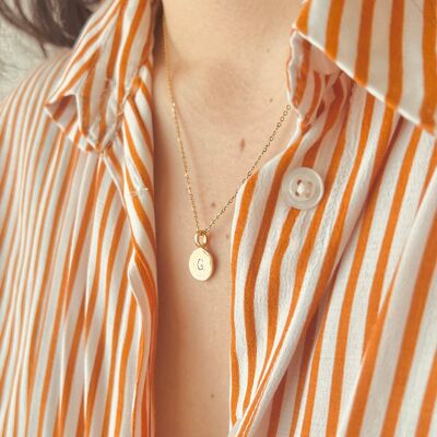 Collier pendentif Dainty Gold Letter - Plat rond martelé