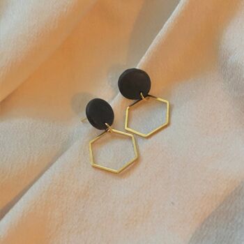 Boucles d'oreilles Gold Hexagon Dangle - Boucles d'oreilles en acier inoxydable en argile polymère en or - Minimalistes et élégantes 1