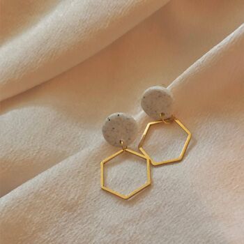 Boucles d'oreilles Gold Hexagon Dangle - Boucles d'oreilles en acier inoxydable en argile polymère en or - Minimalistes et élégantes 2