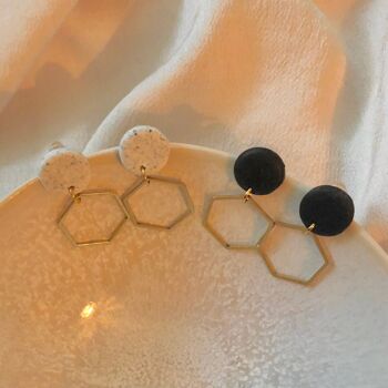Boucles d'oreilles Gold Hexagon Dangle - Boucles d'oreilles en acier inoxydable en argile polymère en or - Minimalistes et élégantes 4
