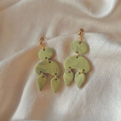 Boucles d'oreilles pendantes arquées vert sauge - Boucles d'oreilles en pâte polymère