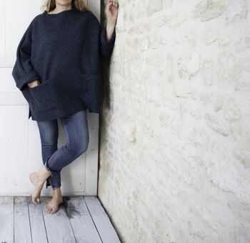 Pull poncho large avec poches en laine bouillie bleu pétrole 2