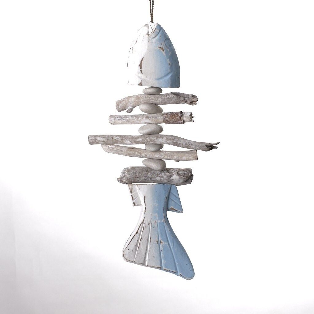 Striscia di pesce con legno stagionato.