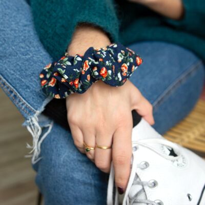 JUDITH scrunchie / navy blue viscose with red flowers