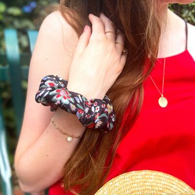 CAROLE scrunchie / black polyester with flower print