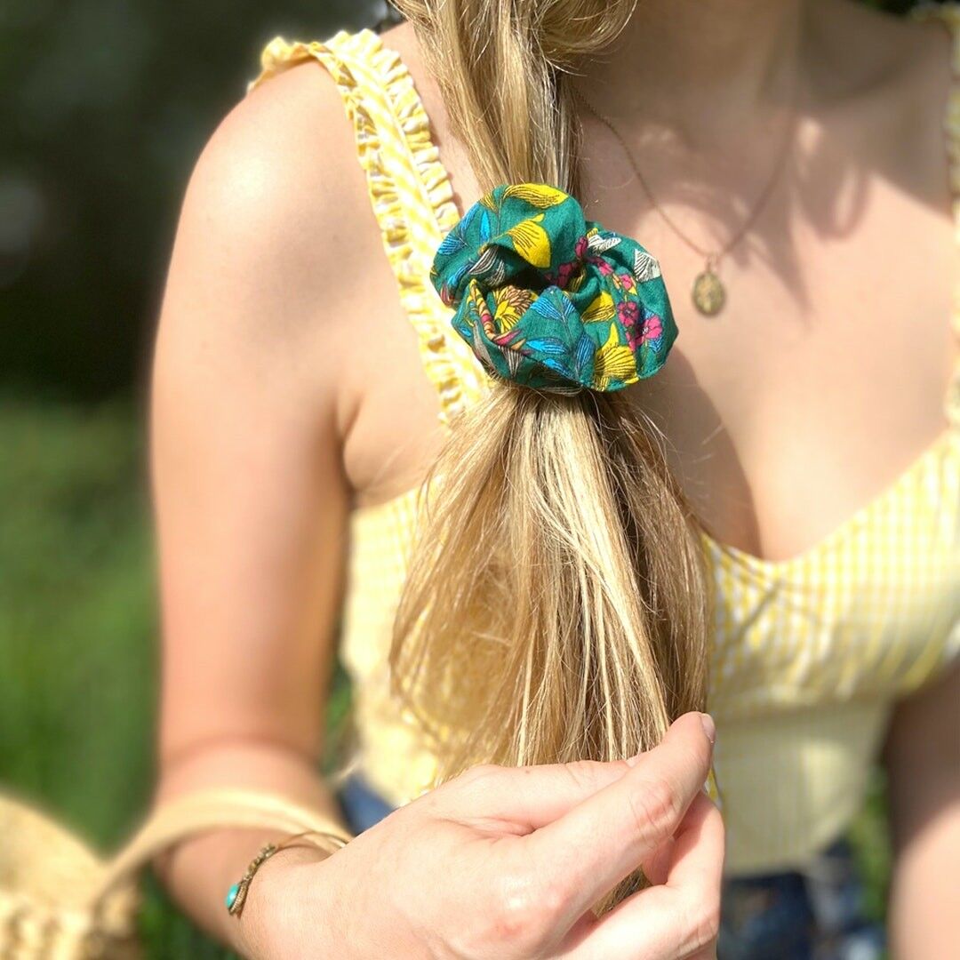 SABRINA scrunchie / organic cotton printed green multi-colored flowers