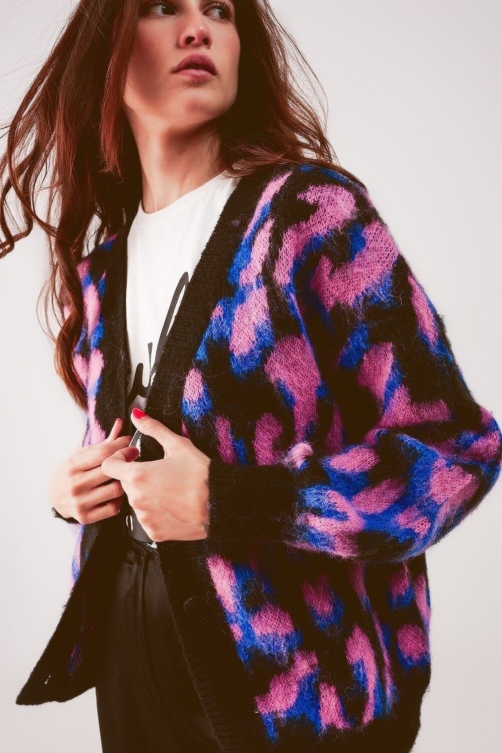 Lange Strickjacke in schwarzem, abstraktem Tiermuster