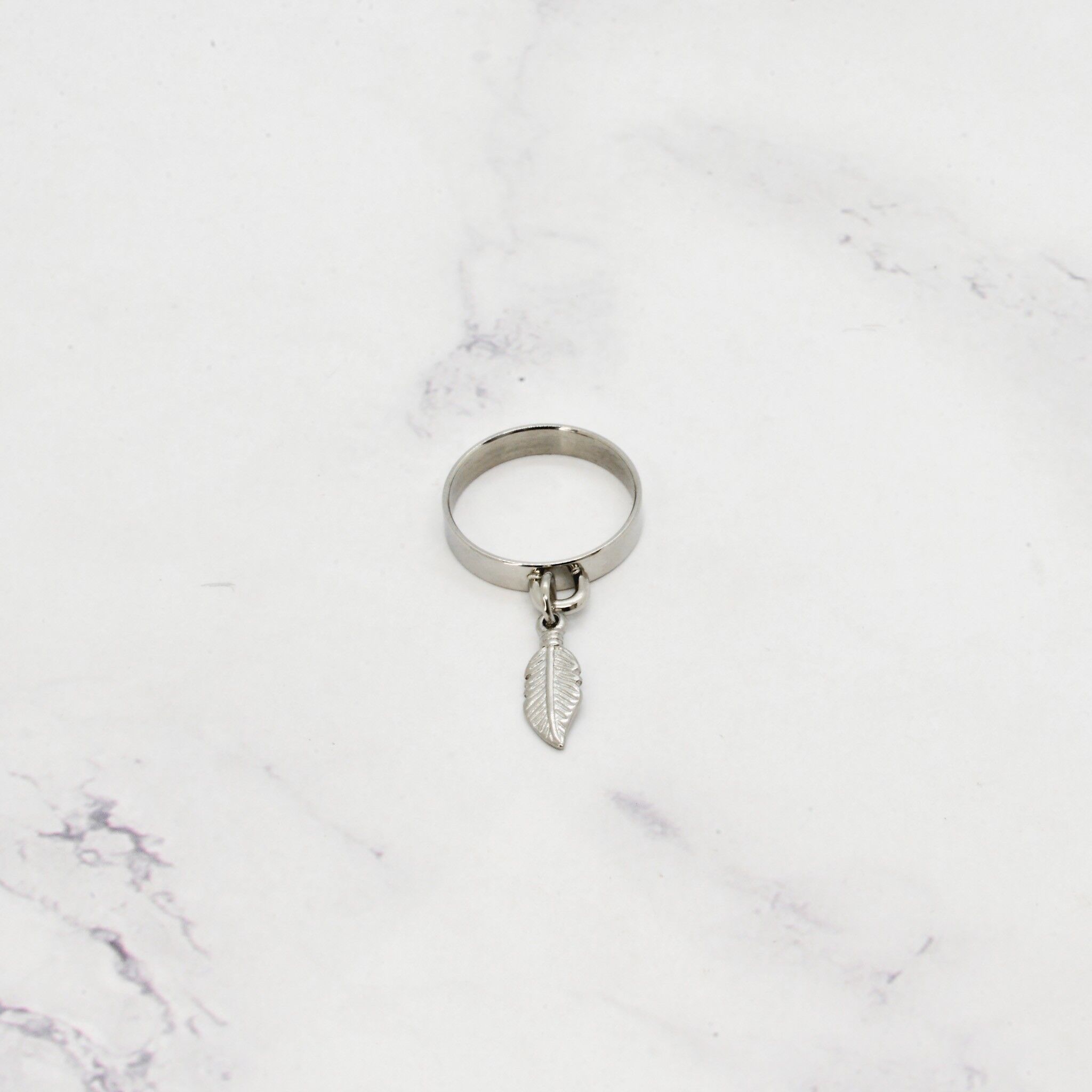 Anello in acciaio con ciondolo piuma - 3mm