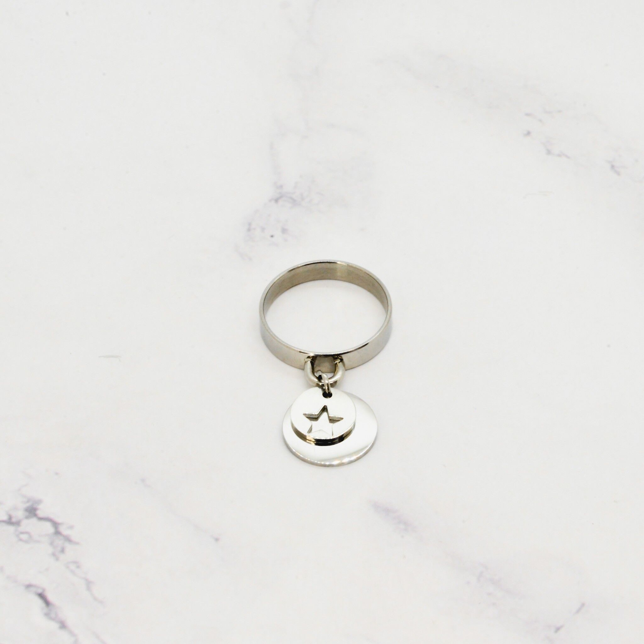 Anello con nappa a doppia stella
acciaio forato - 3 mm